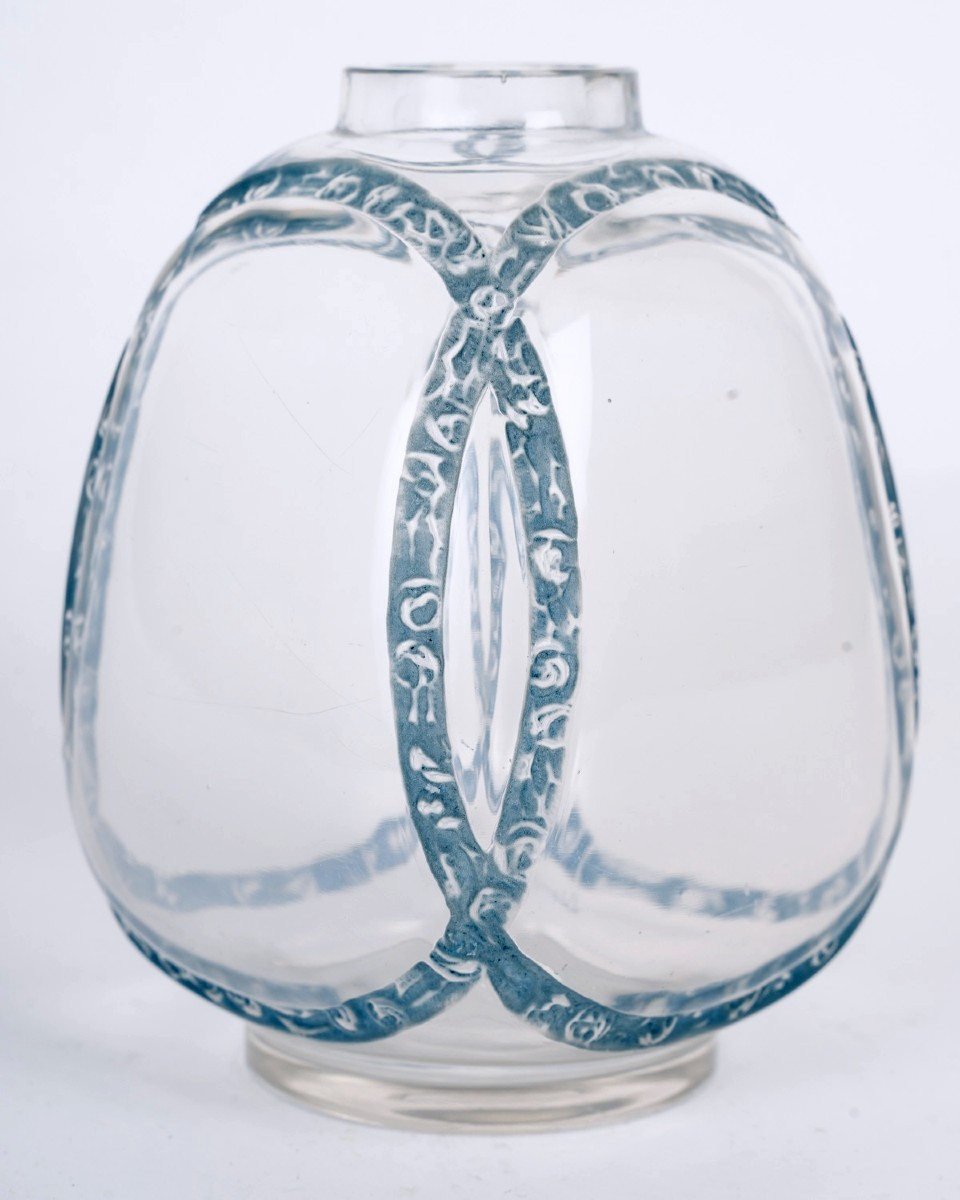 1914 René Lalique - Vase Guirlandes de Roses Verre Blanc Patiné Bleu