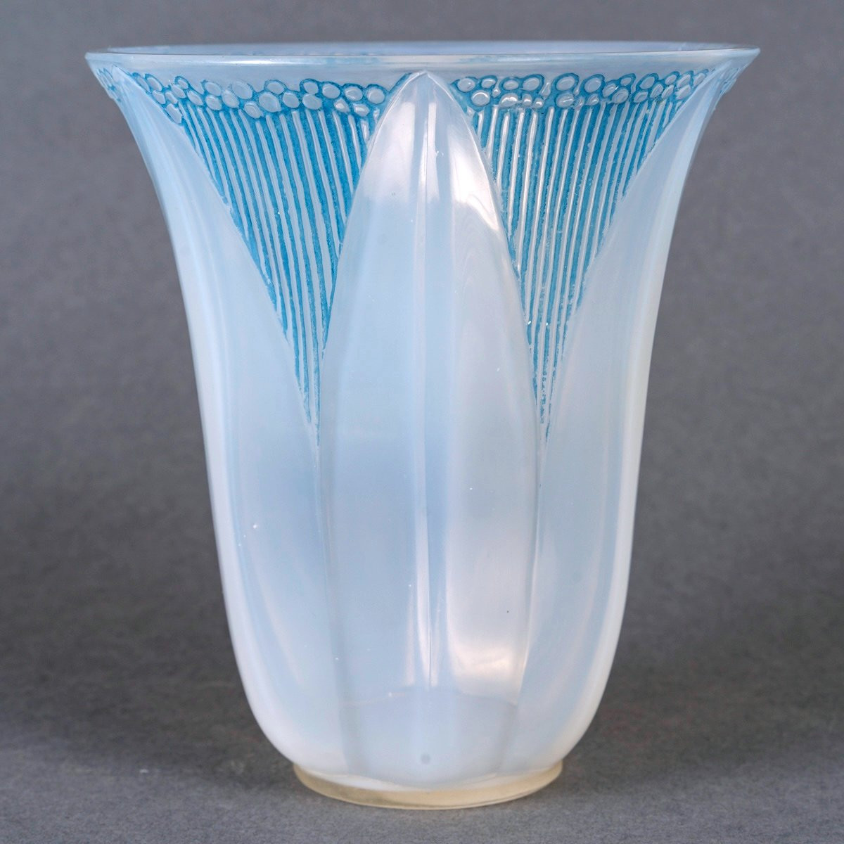 1926 René Lalique - Vase Campanule Verre Opalescent Patiné Bleu-photo-2