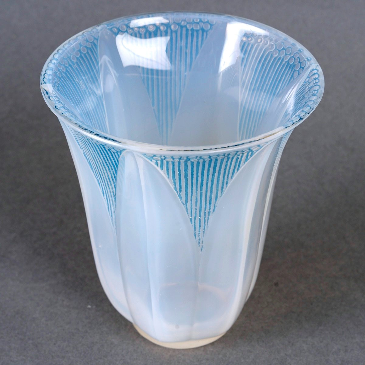 1926 René Lalique - Vase Campanule Verre Opalescent Patiné Bleu-photo-3