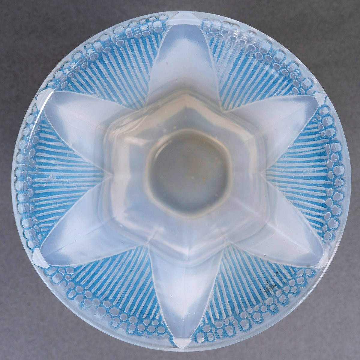 1926 René Lalique - Vase Campanule Verre Opalescent Patiné Bleu-photo-4