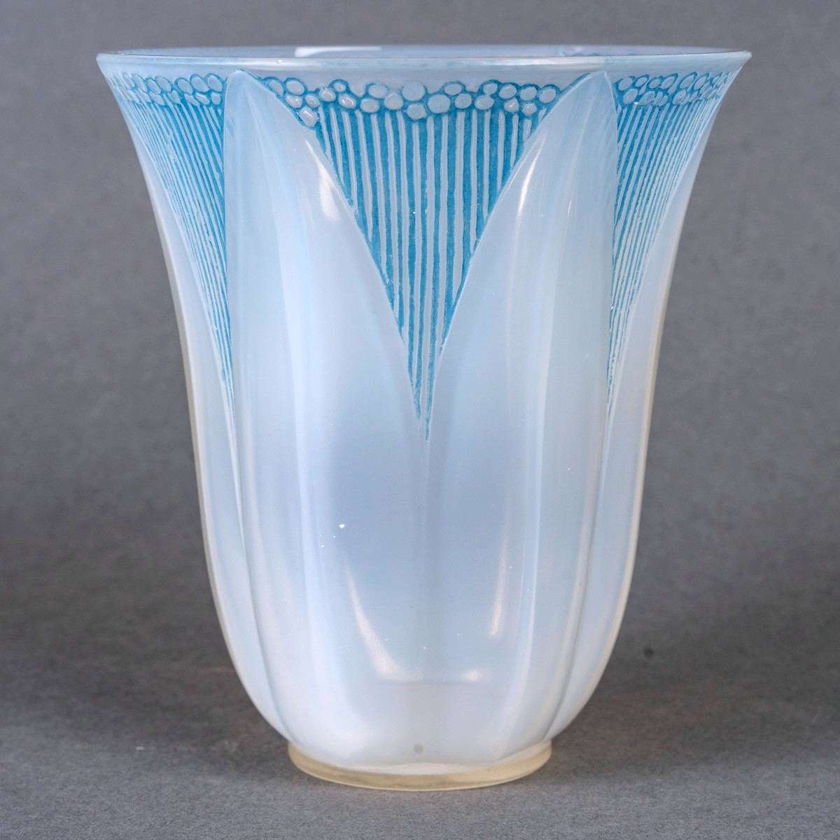 1926 René Lalique - Vase Campanule Verre Opalescent Patiné Bleu