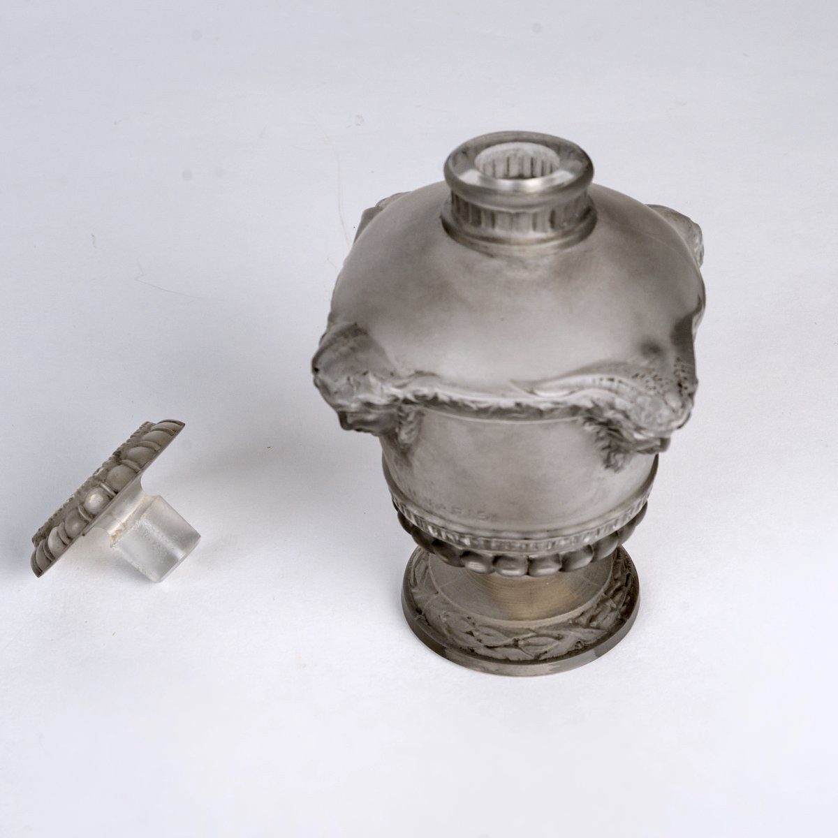 1925 René Lalique - Flacon Bouquet de Faunes Verre Blanc Patiné Gris pour Guerlain-photo-1