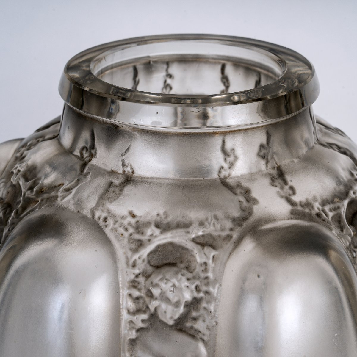 1912 René Lalique - Vase Six Figurines Et Masques Glass With Grey Patina-photo-3