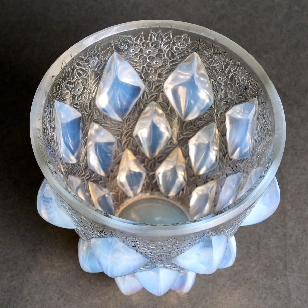 1927 René Lalique - Vase Rampillon Verre Opalescent Patiné Gris-photo-4