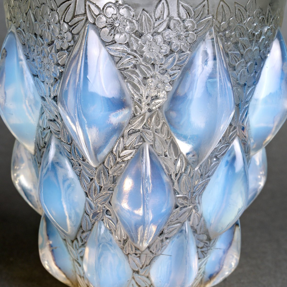 1927 René Lalique - Vase Rampillon Verre Opalescent Patiné Gris-photo-1