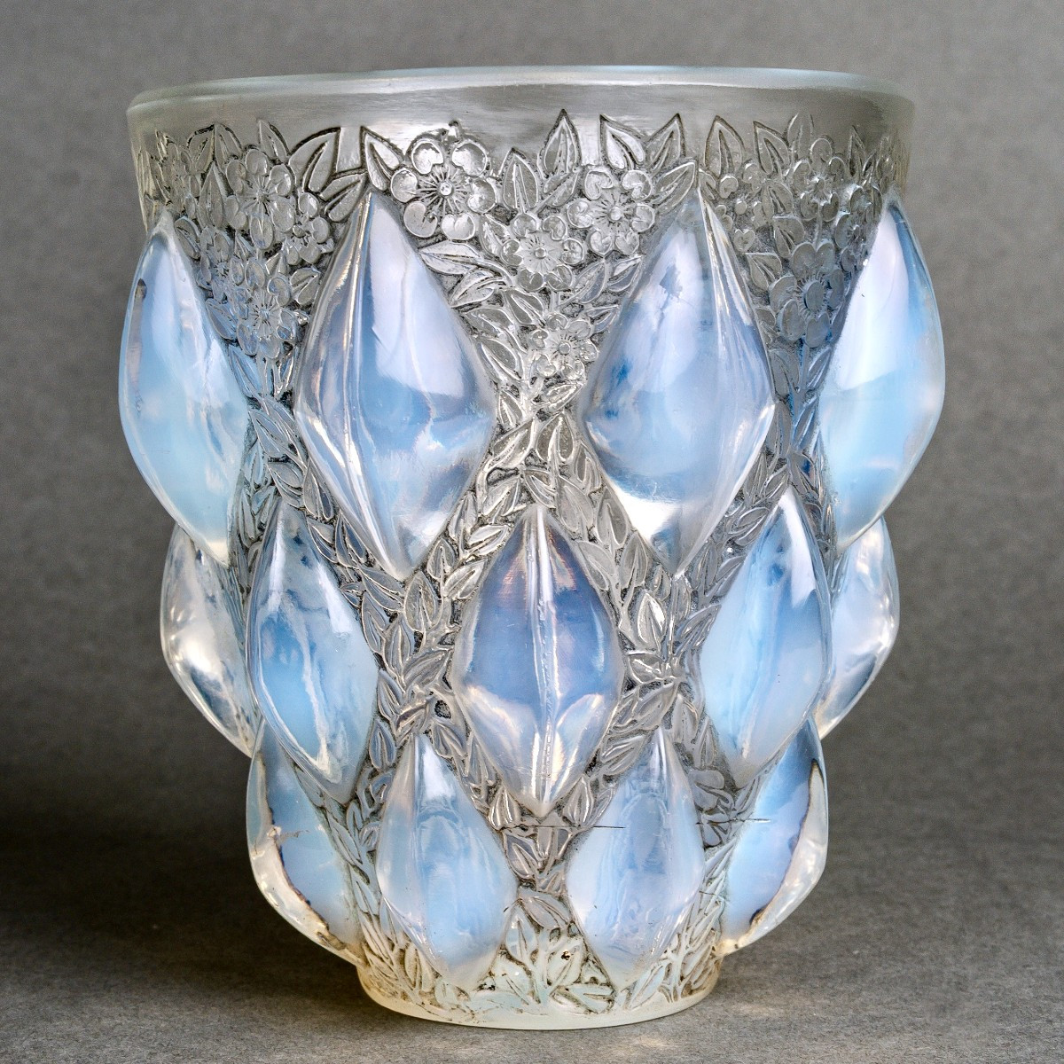 1927 René Lalique - Vase Rampillon Verre Opalescent Patiné Gris