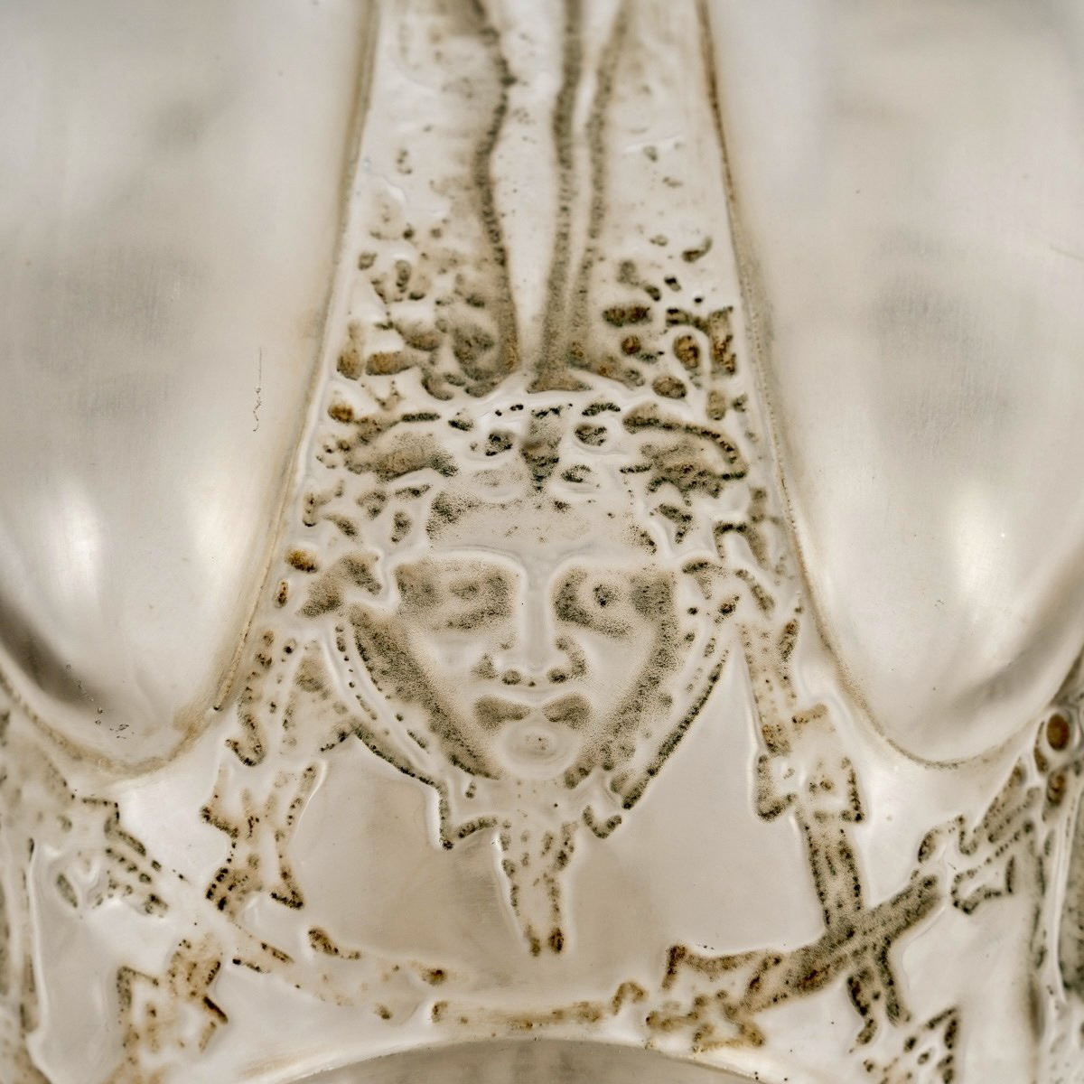 1912 René Lalique - Vase Six Figurines et Masques Verre Blanc Patiné Gris Vert-photo-6