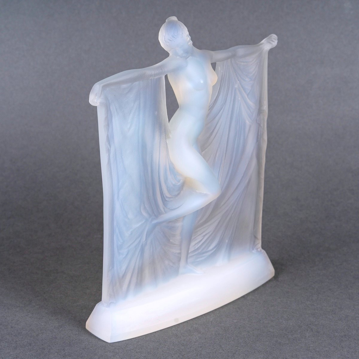 1925 René Lalique - Statuette Suzanne Opalescent Glass-photo-2