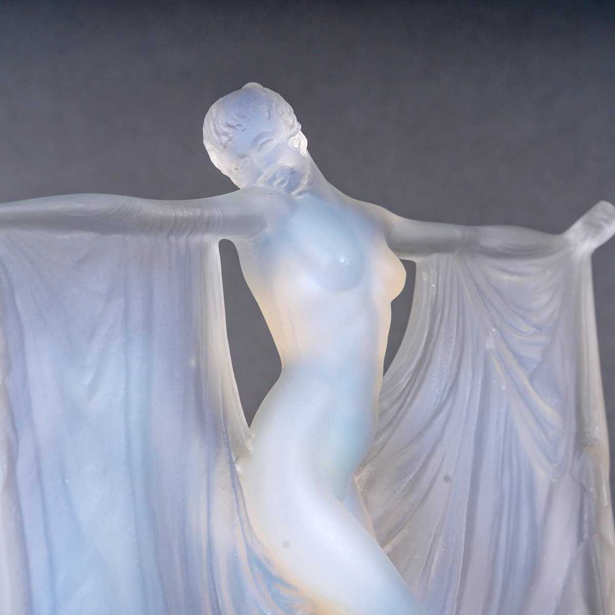 1925 René Lalique - Statuette Suzanne Opalescent Glass-photo-1