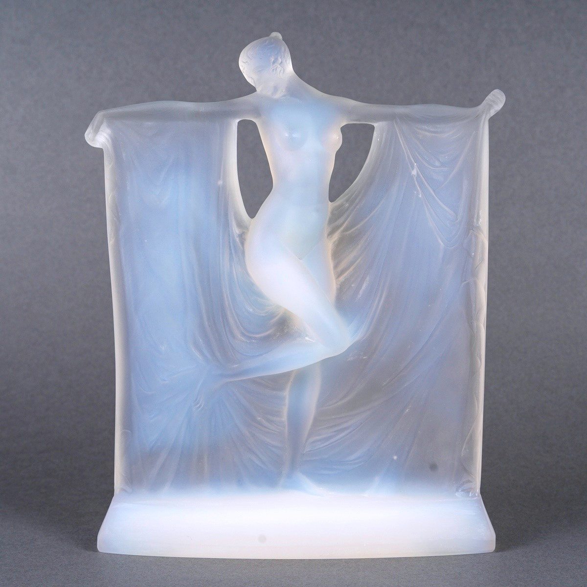 1925 René Lalique - Statuette Suzanne Opalescent Glass
