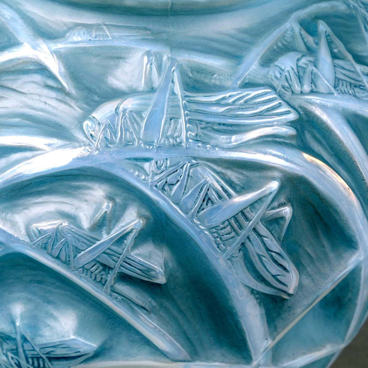 1912 René Lalique - Vase Sauterelles Grasshoppers Cased Opalescent Glass With Blue Patina-photo-4