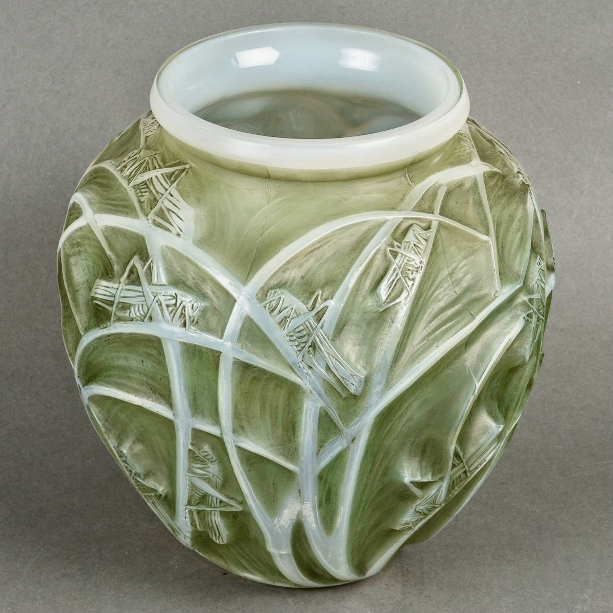 1912 René Lalique - Vase Sauterelles Verre Opalescent Double Couche Patiné Vert-photo-2