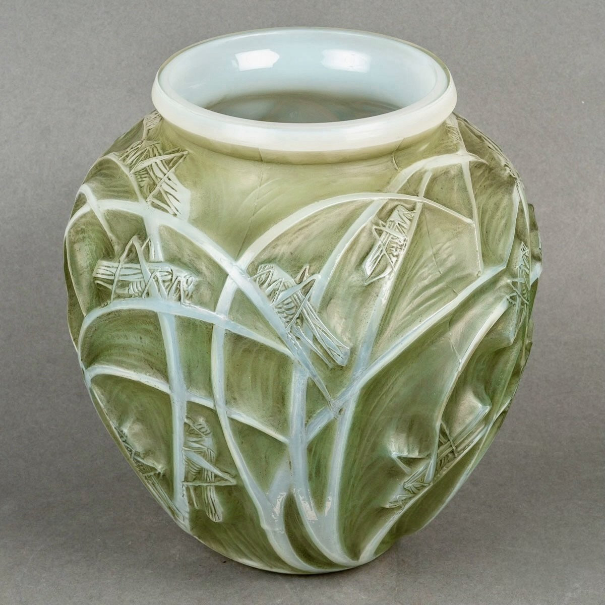 1912 René Lalique - Vase Sauterelles Verre Opalescent Double Couche Patiné Vert-photo-3
