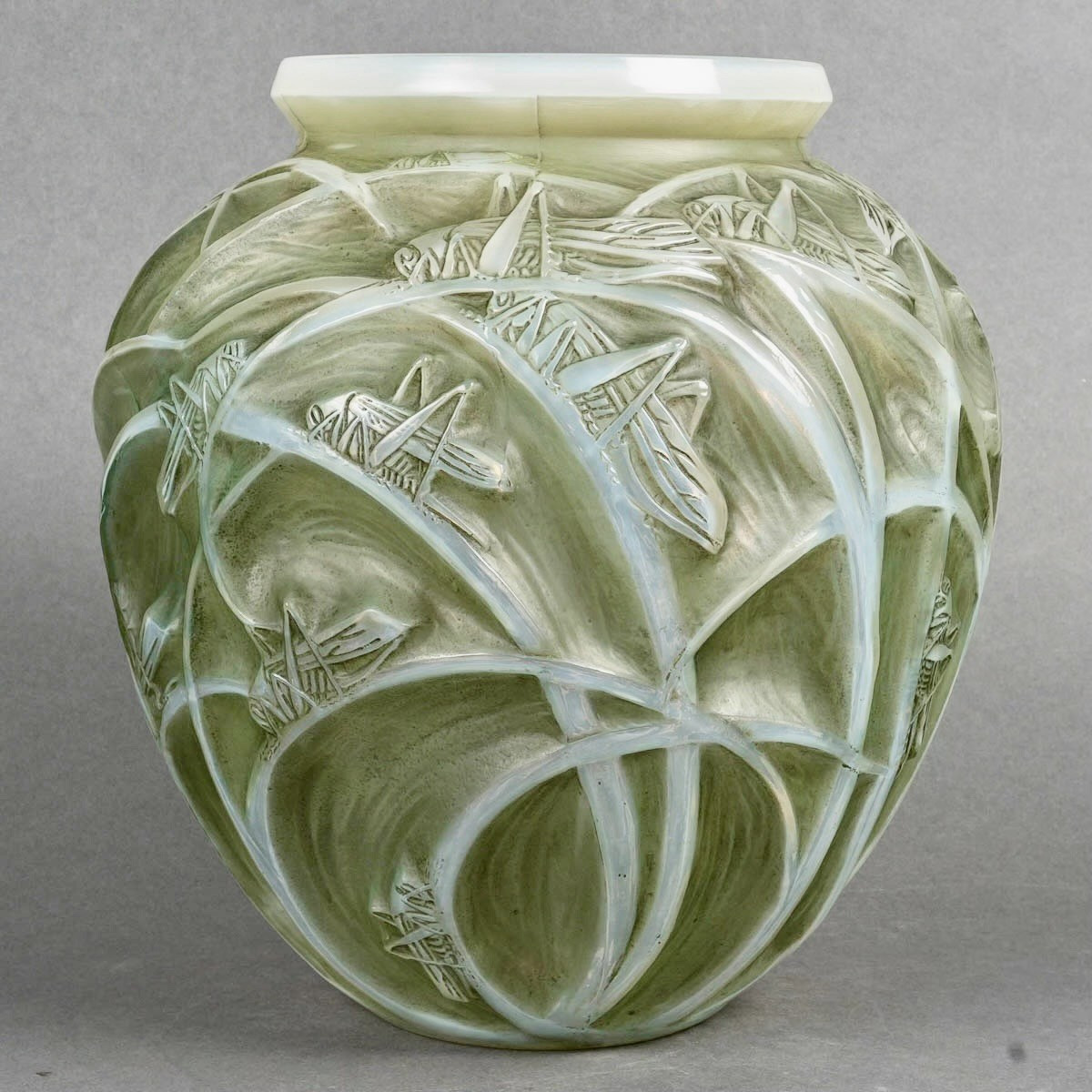 1912 René Lalique - Vase Sauterelles Verre Opalescent Double Couche Patiné Vert