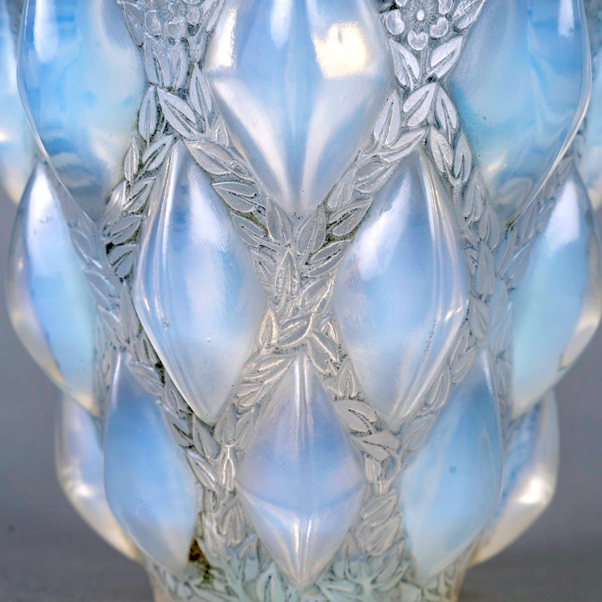 1927 René Lalique - Vase Rampillon Verre Opalescent Patiné Bleu-photo-1