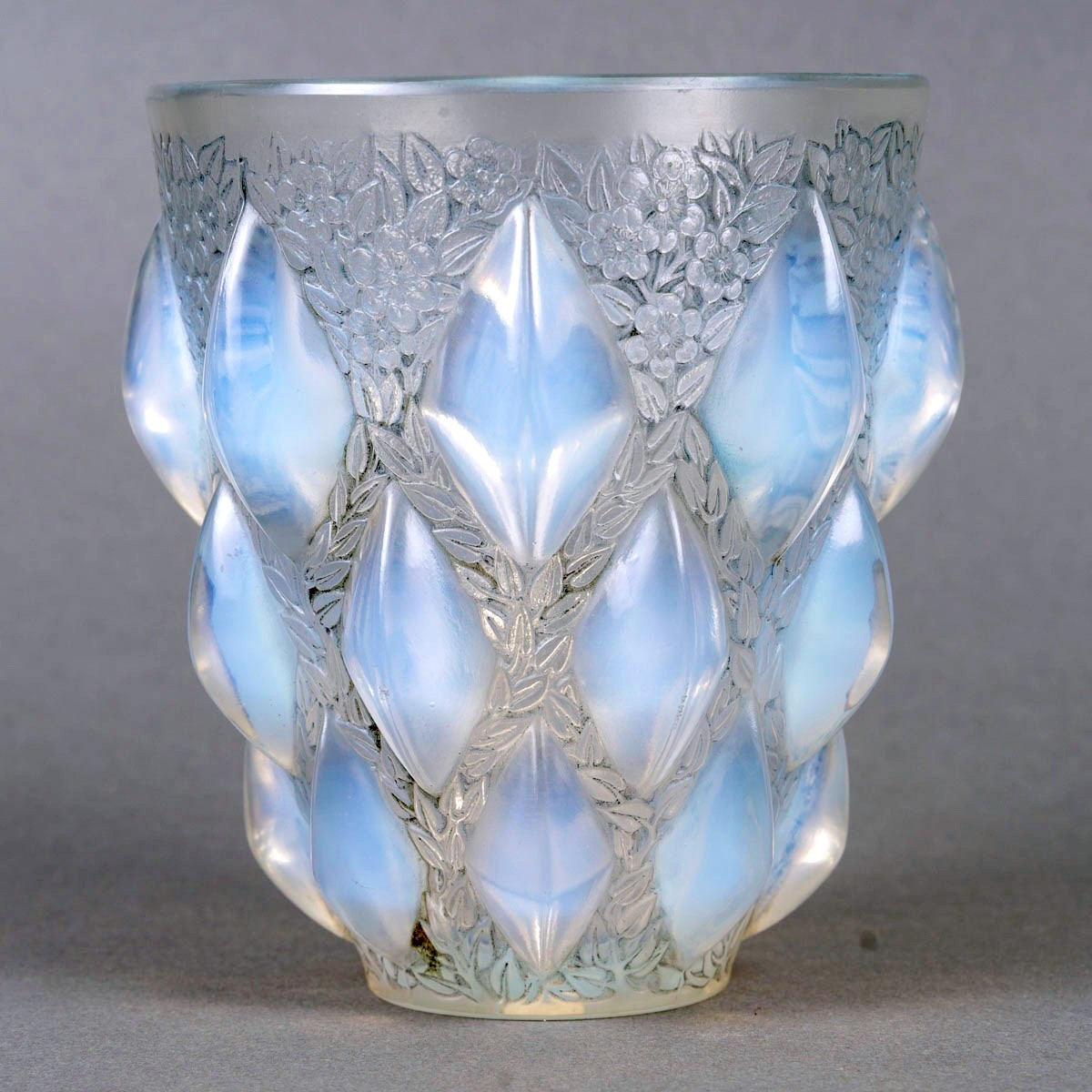 1927 René Lalique - Vase Rampillon Verre Opalescent Patiné Bleu