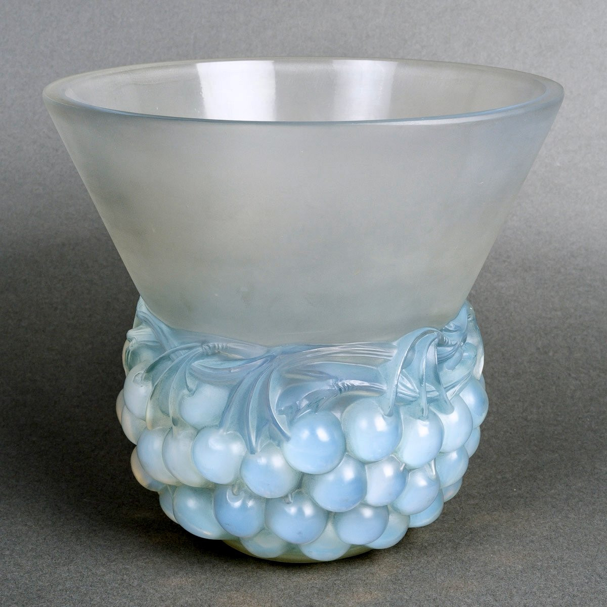 1930 René Lalique - Vase Cerises Verre Opalescent Patiné Bleu-photo-2