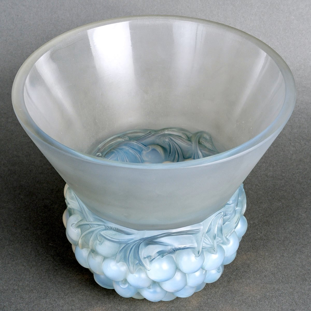 1930 René Lalique - Vase Cerises Verre Opalescent Patiné Bleu-photo-3