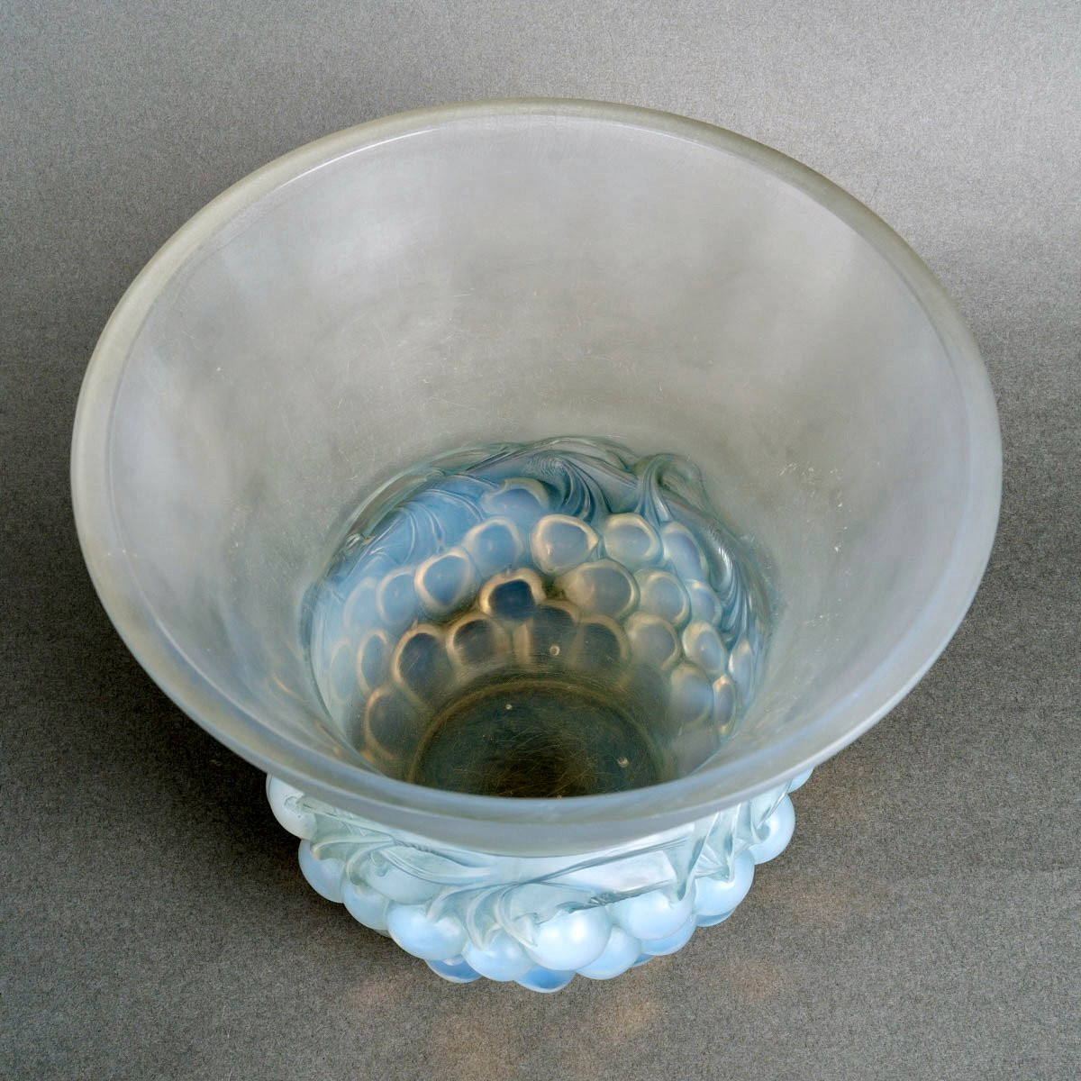 1930 René Lalique - Vase Cerises Verre Opalescent Patiné Bleu-photo-4