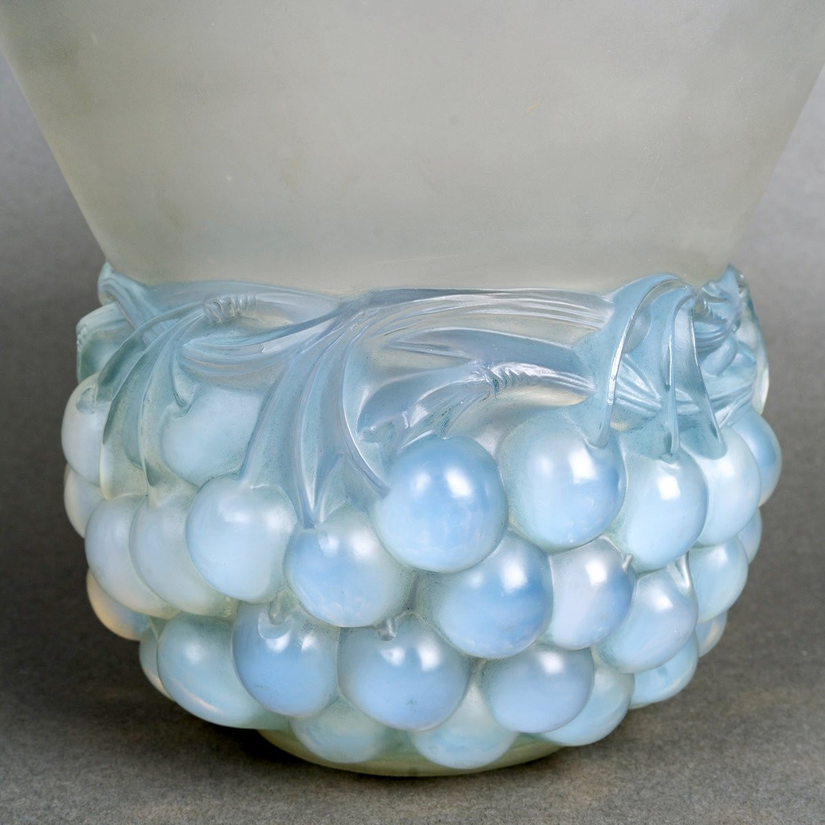 1930 René Lalique - Vase Cerises Verre Opalescent Patiné Bleu-photo-1