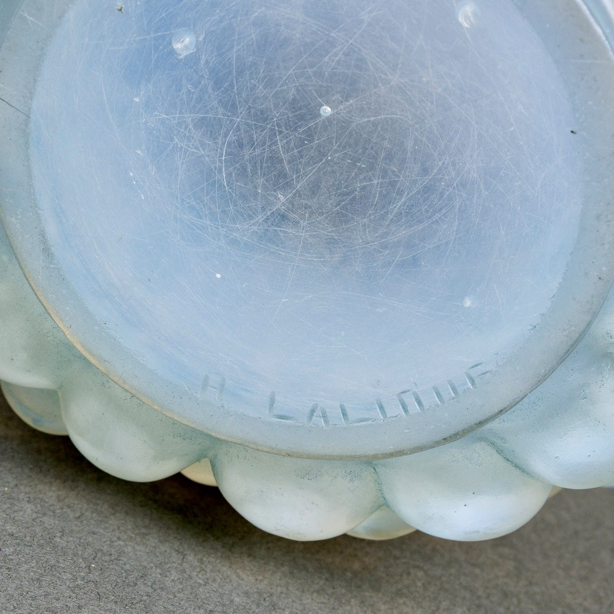 1930 René Lalique - Vase Cerises Verre Opalescent Patiné Bleu-photo-2