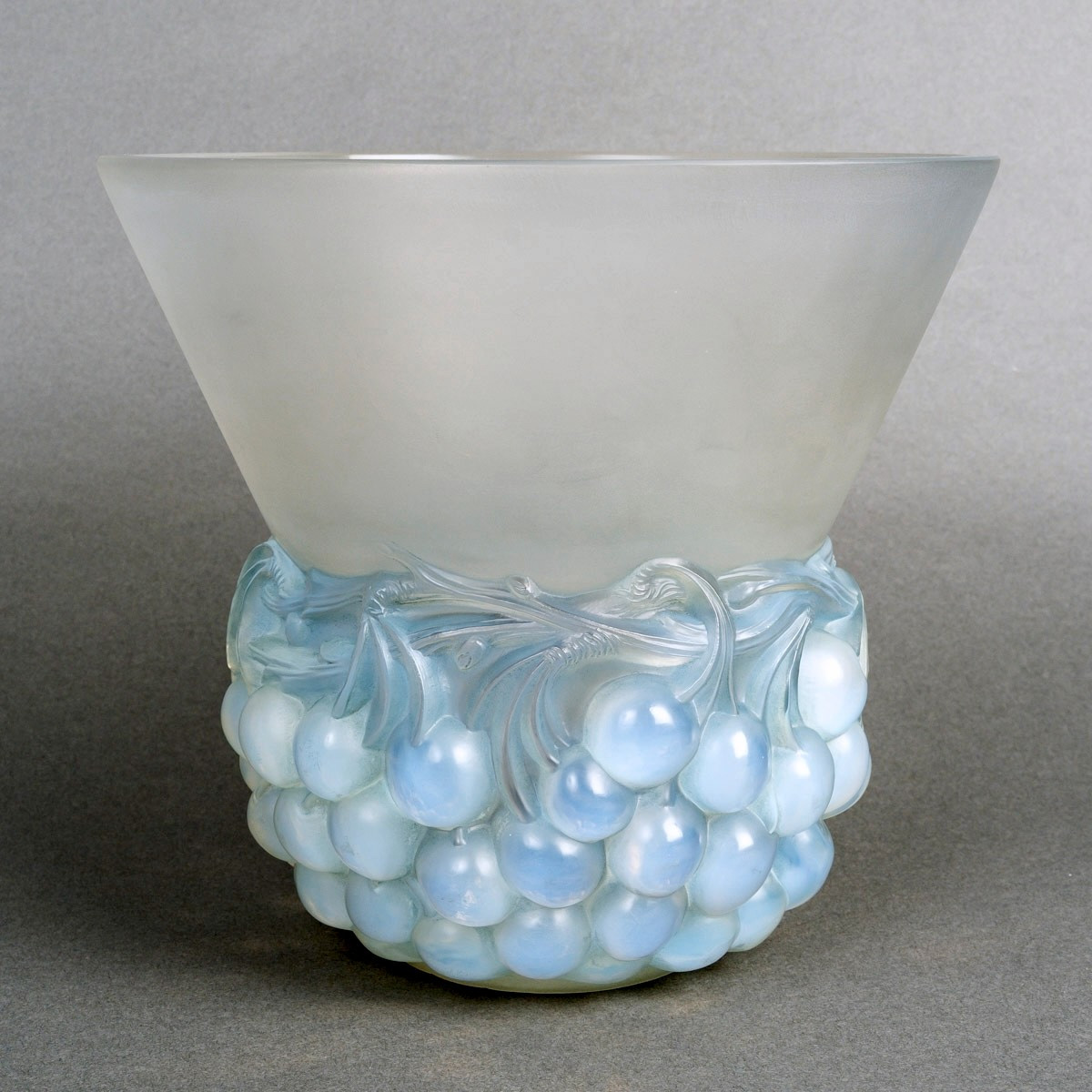 1930 René Lalique - Vase Cerises Verre Opalescent Patiné Bleu