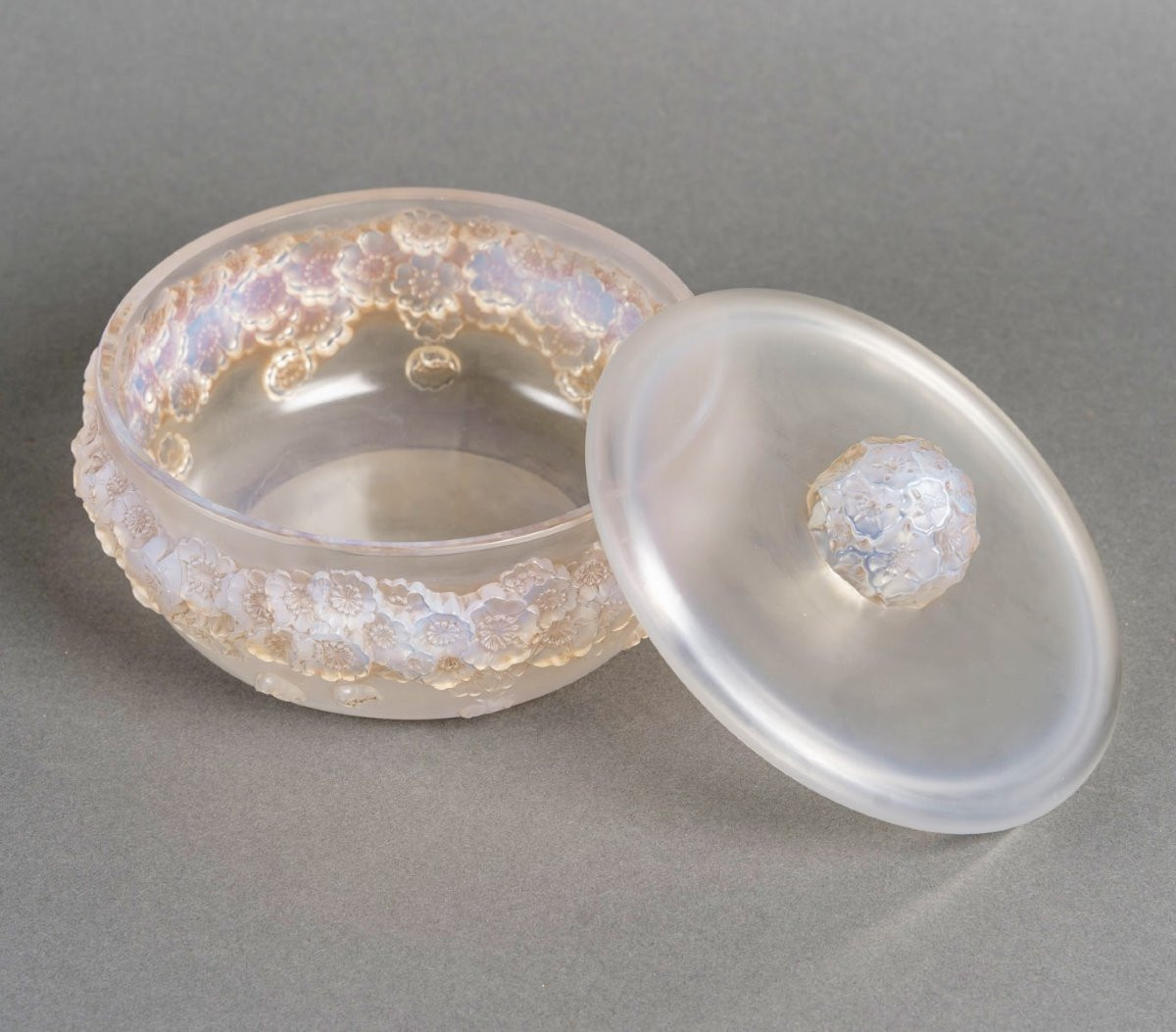 1927 Rene Lalique - Box Primeveres Opalescent Glass With Sepia Patina-photo-3