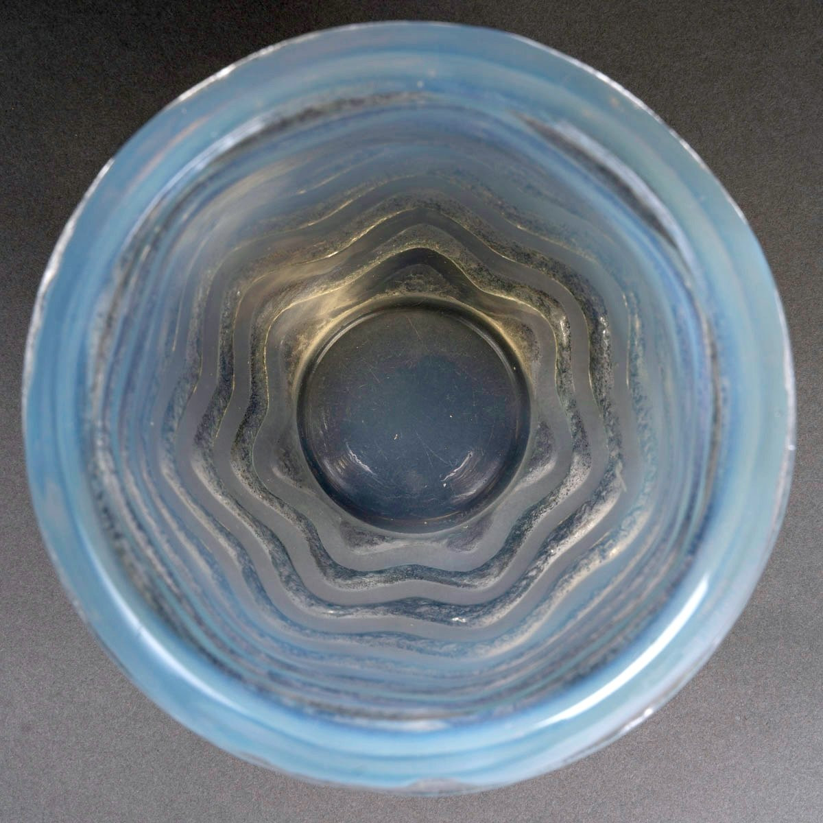 1934 René Lalique - Vase Méandres Verre Opalescent Patiné Bleu-photo-4