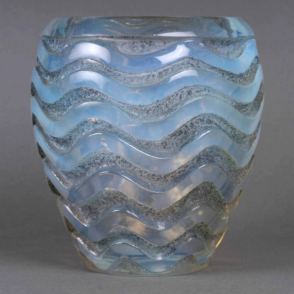 1934 René Lalique - Vase Méandres Verre Opalescent Patiné Bleu