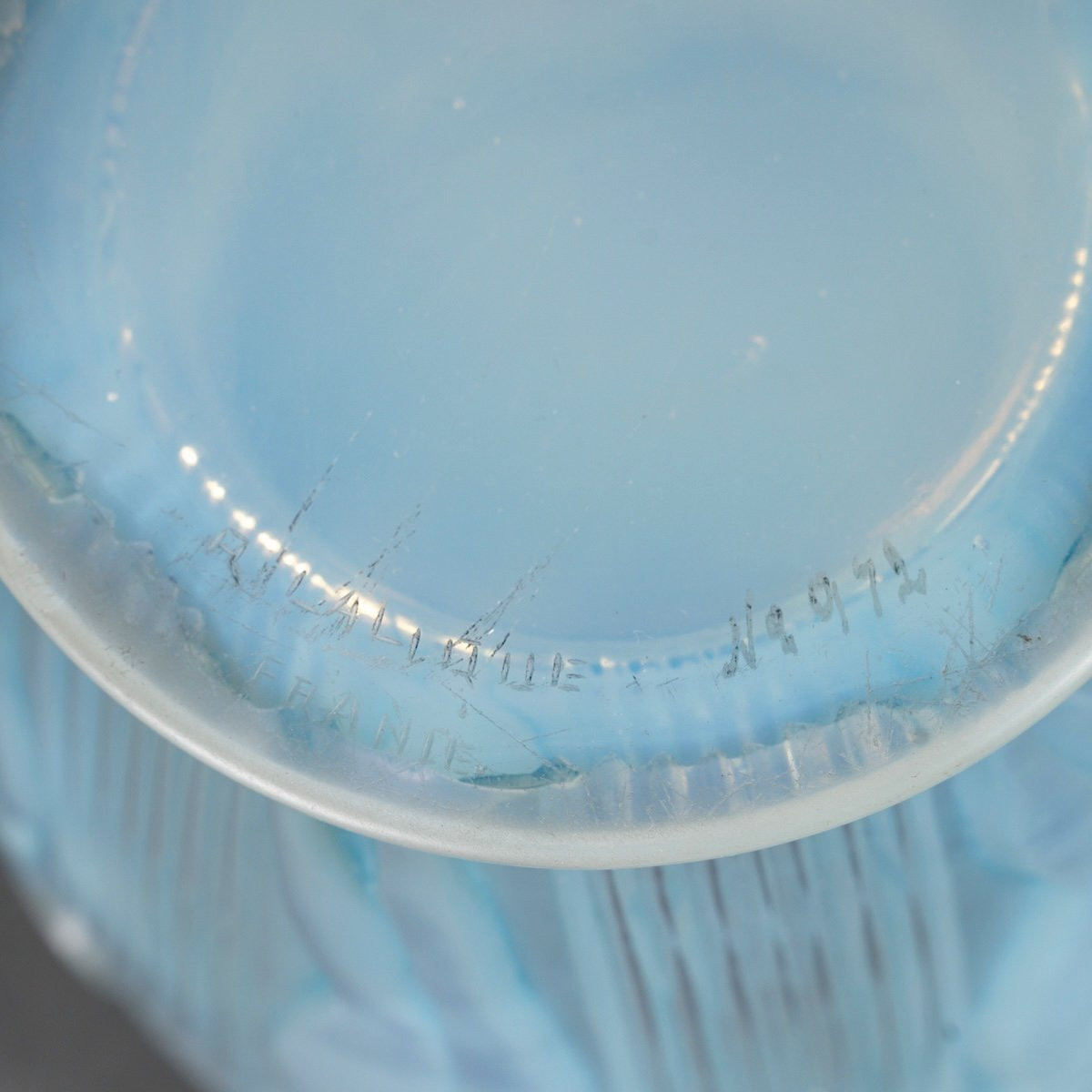 1926 René Lalique - Vase Danaïdes Verre Opalescent Patiné Bleu-photo-5