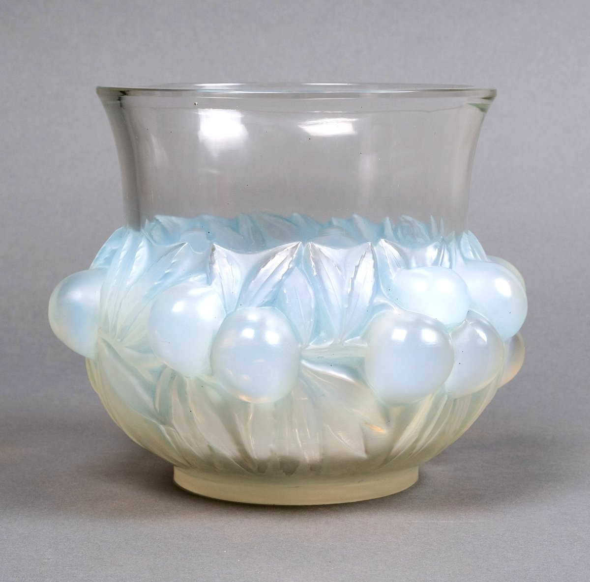 1930 René Lalique - Vase Prunes Verre Opalescent Patiné Bleu-photo-2