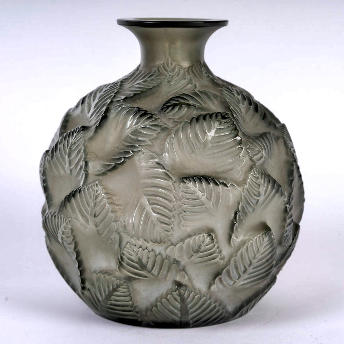 1926 René Lalique - Vase Ormeaux Verre Gris Patiné Blanc