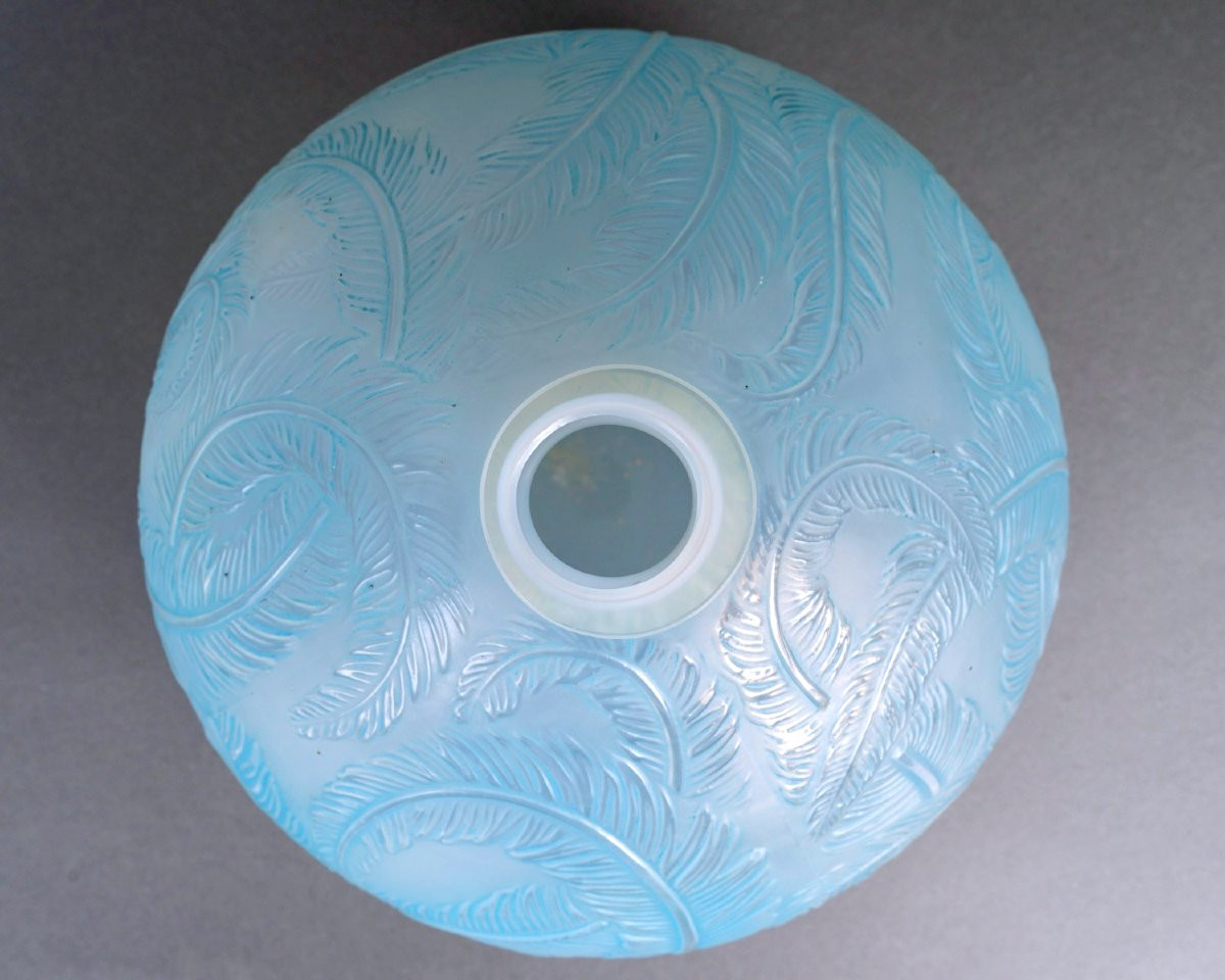 1920 René Lalique - Vase Plumes Verre Opalescent Patiné Bleu-photo-4