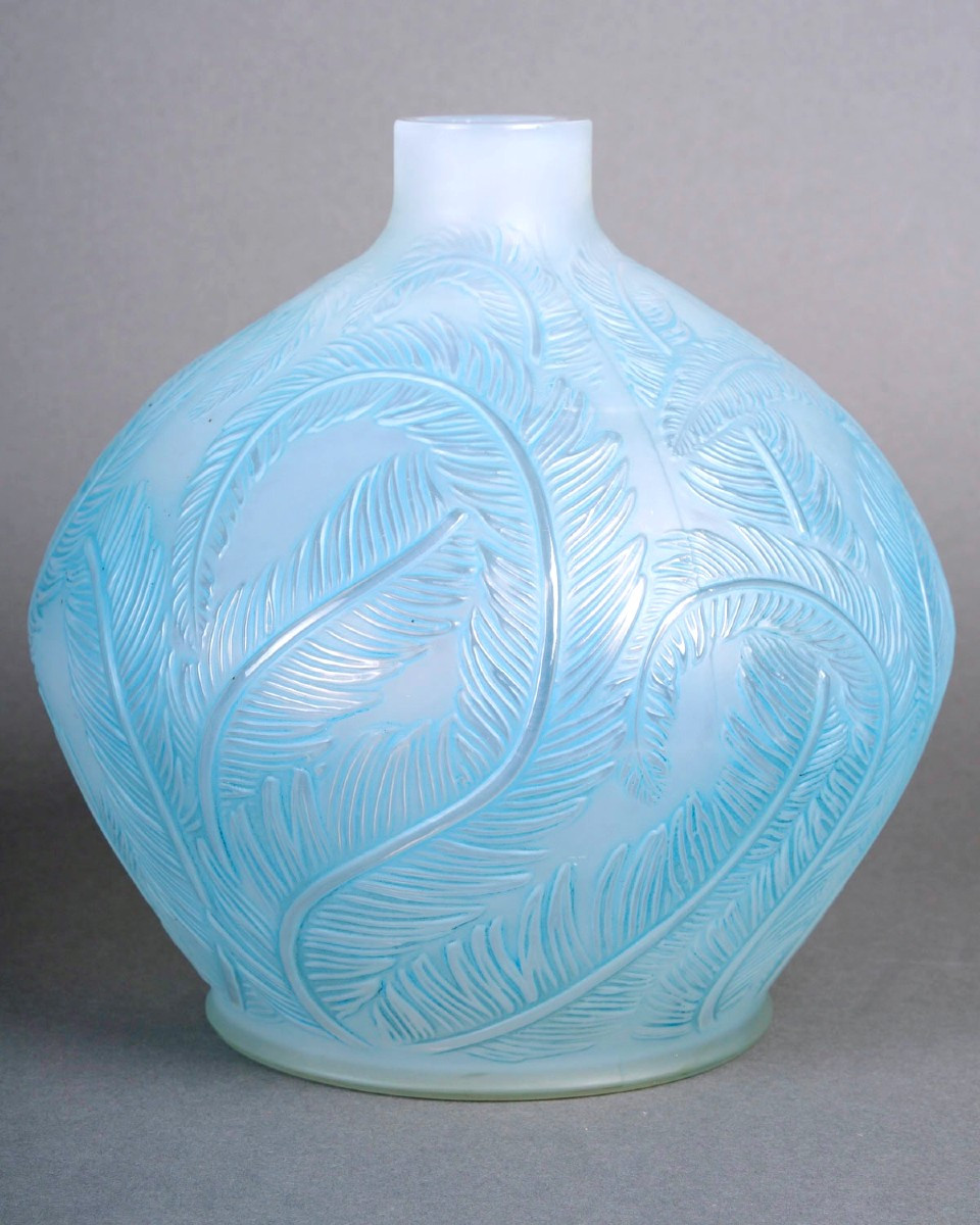 1920 René Lalique - Vase Plumes Verre Opalescent Patiné Bleu