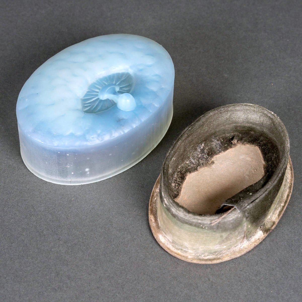 1927 René Lalique - Boîte Corail Rouge Perle Noire Verre Opalescent pour Forvil-photo-3