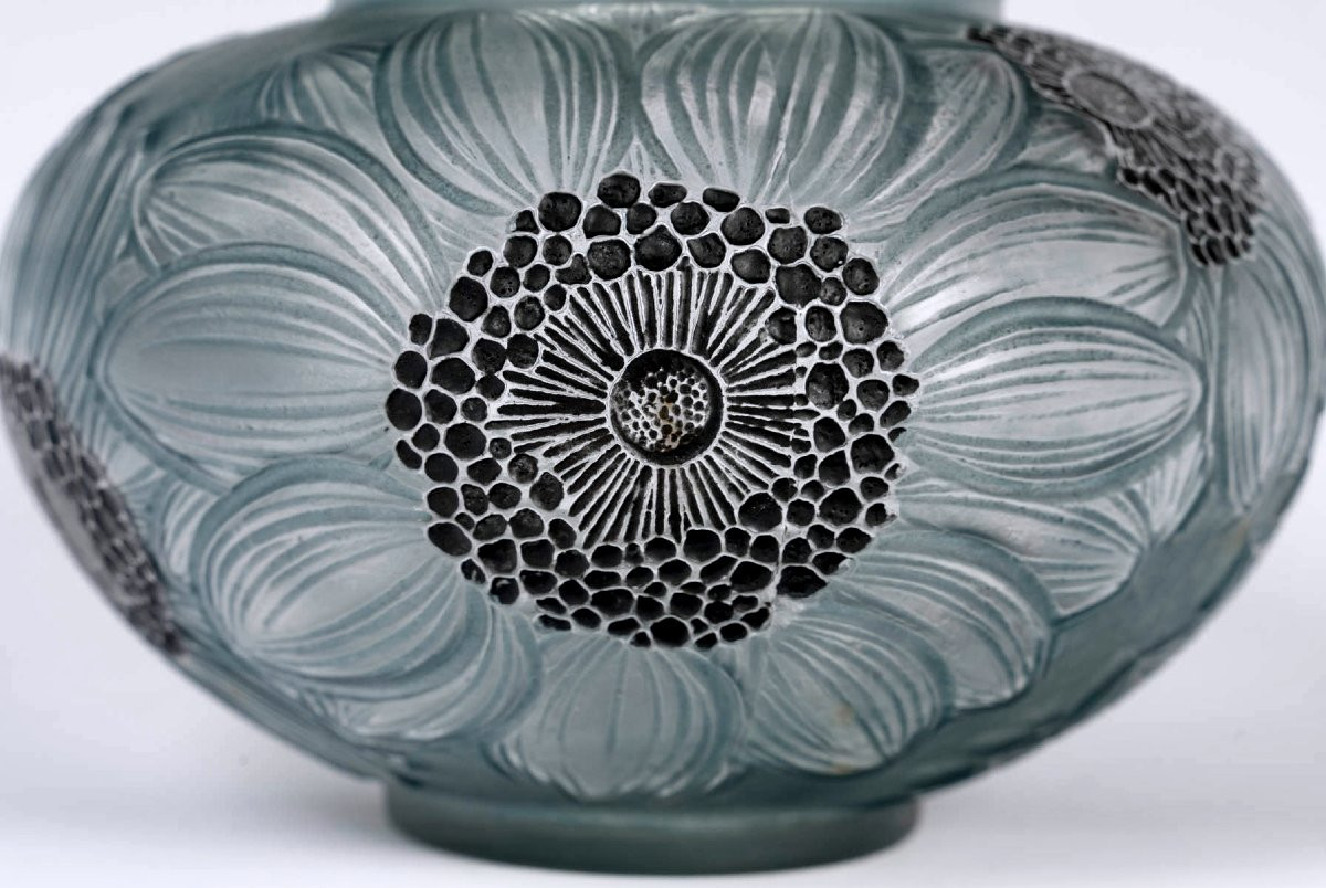 1923 René Lalique - Vase Dahlias Verre Blanc Emaillé Noir et Patiné Bleu Gris-photo-4