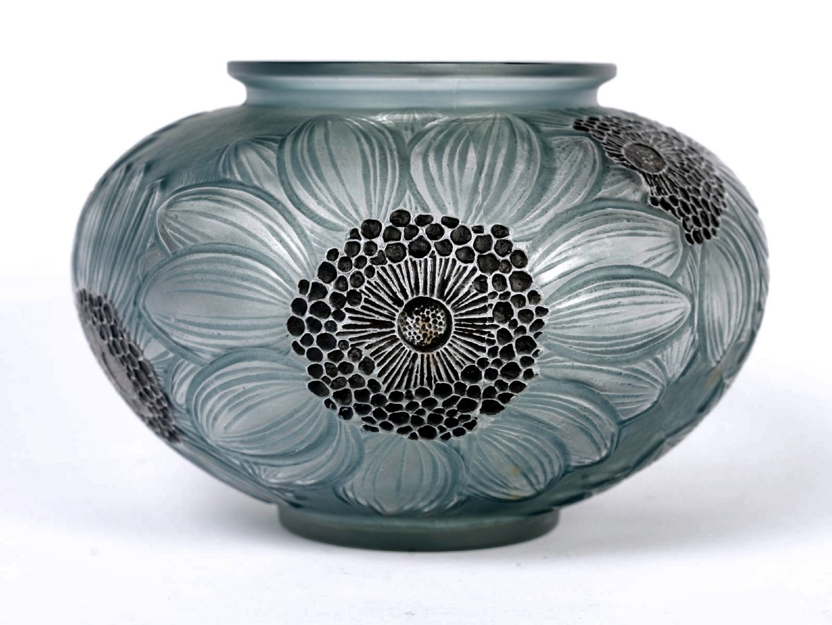 1923 René Lalique - Vase Dahlias Verre Blanc Emaillé Noir et Patiné Bleu Gris