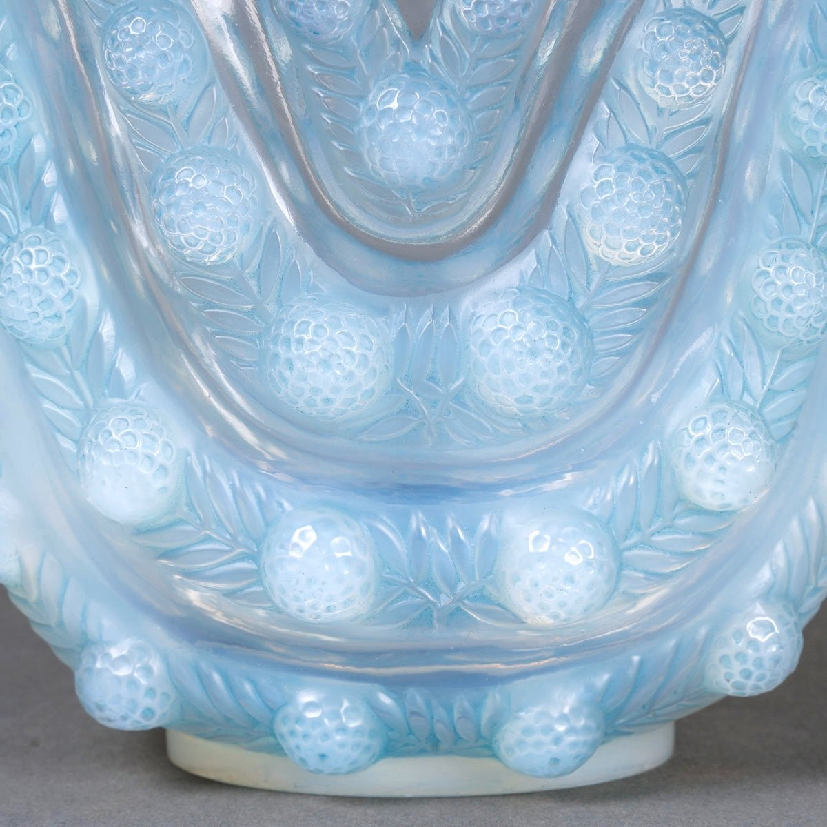 1937 René Lalique - Vase Vichy Opalescent Glass With Blue Patina-photo-1