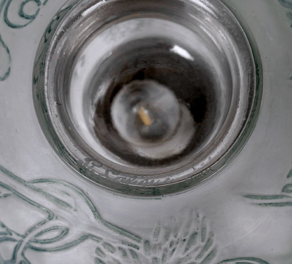 1921 René Lalique - Lampe Brûle-Parfums Raisins Verre Blanc Patiné Bleu Gris-photo-2