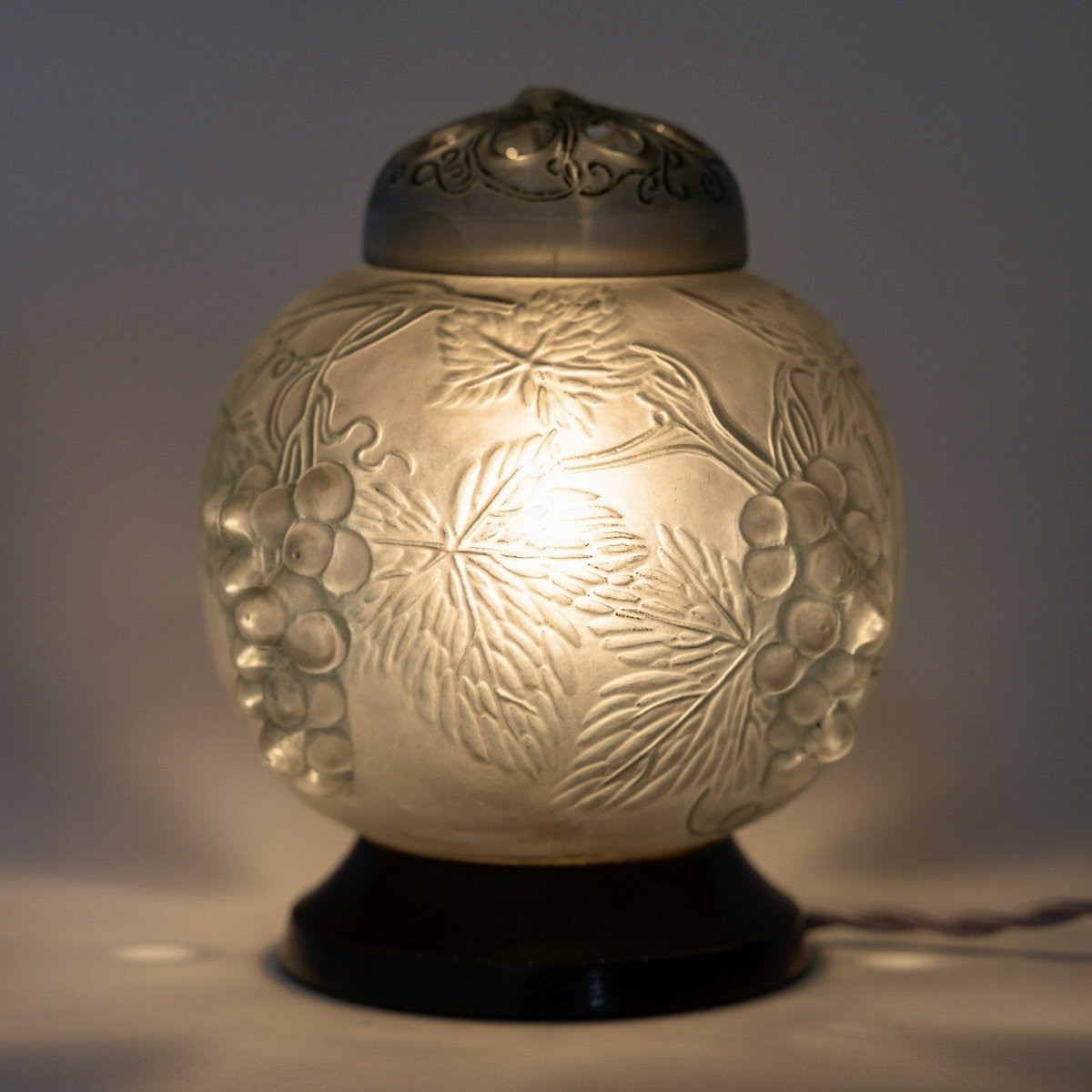 1921 René Lalique - Lampe Brûle-Parfums Raisins Verre Blanc Patiné Bleu Gris-photo-3
