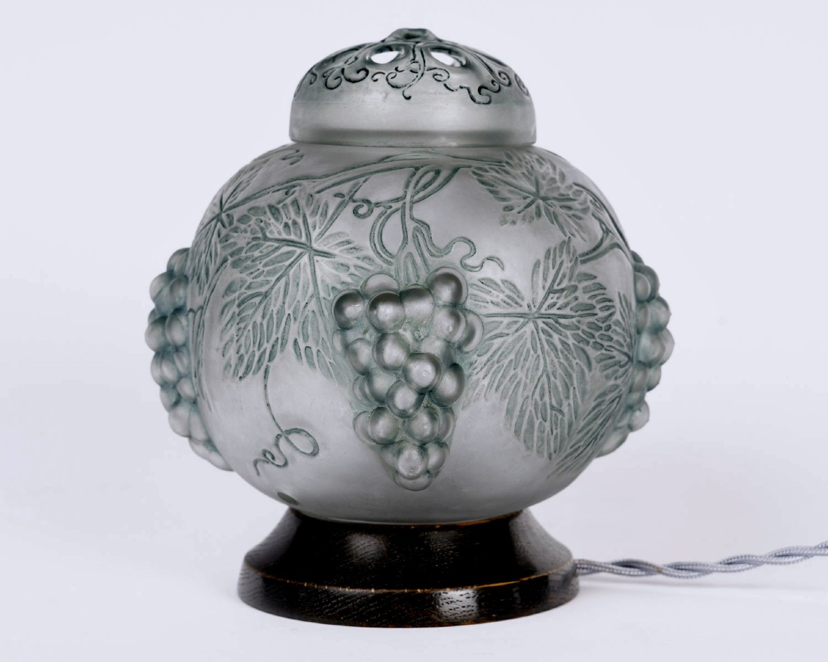 1921 René Lalique - Lampe Brûle-Parfums Raisins Verre Blanc Patiné Bleu Gris