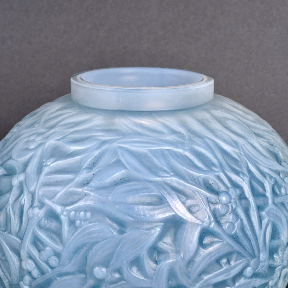 1920 René Lalique - Vase Gui Verre Opalescent Patiné Bleu-photo-1