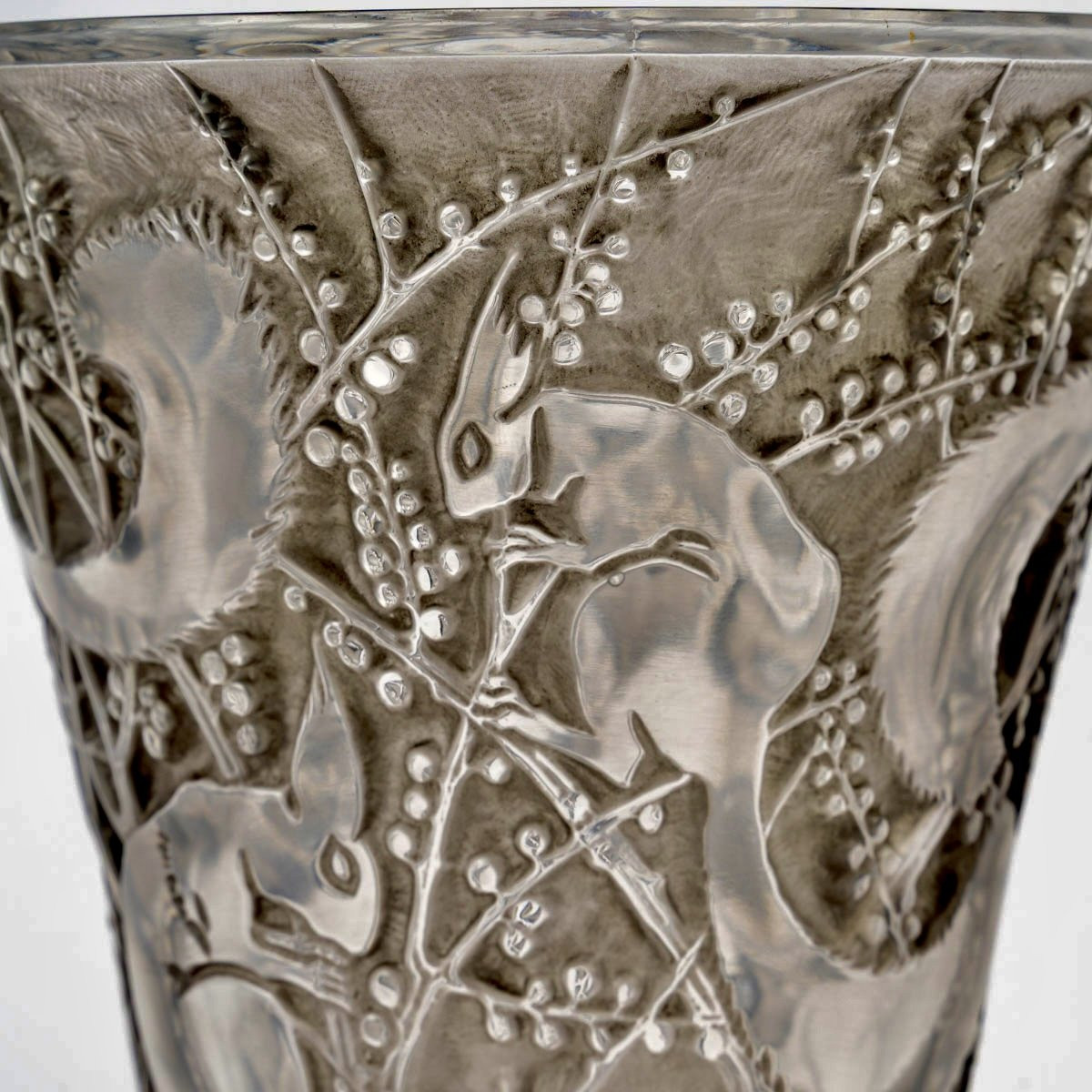 1934 René Lalique - Vase Senart Ecureuils Verre Blanc Patiné Gris-photo-2