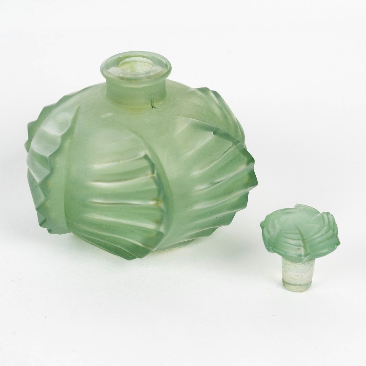 1927 René Lalique - Flacon Camille Verre Blanc Patiné Vert-photo-4
