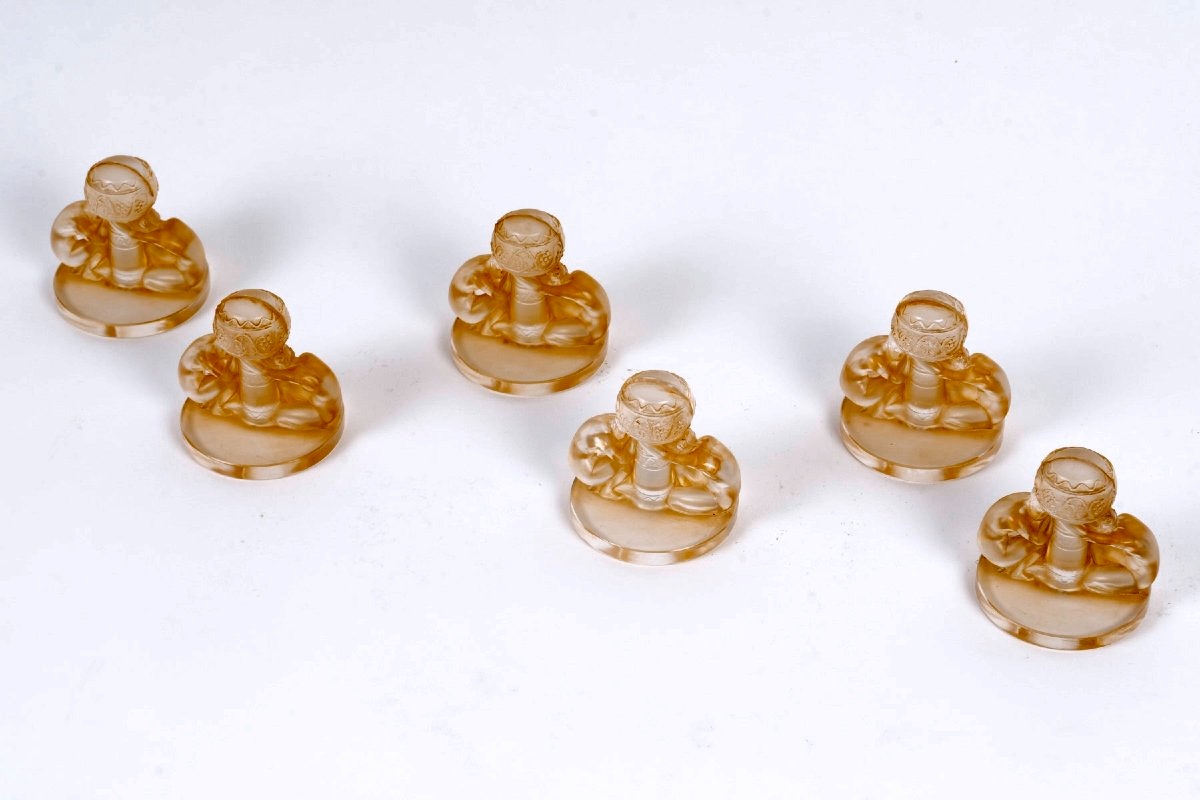 1924 René Lalique - 6 Menu Holders Two Figurines Glass With Sepia Patina-photo-2