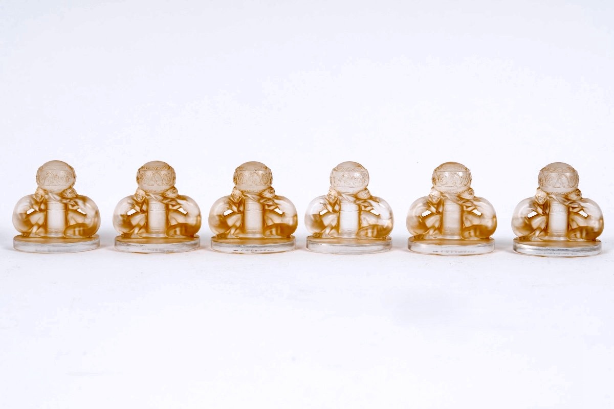 1924 René Lalique - 6 Menu Holders Two Figurines Glass With Sepia Patina