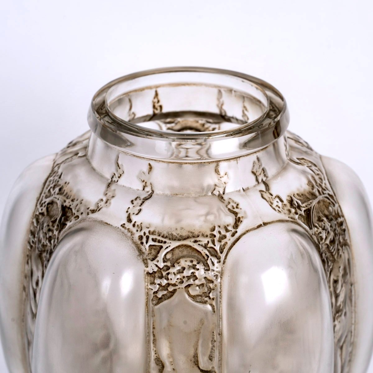 1912 René Lalique - Vase Six Figurines et Masques Verre Blanc Patiné Gris Sépia-photo-1