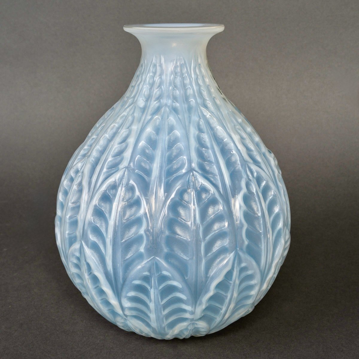1927 René Lalique - Vase Malesherbes Verre Opalescent Patiné Bleu
