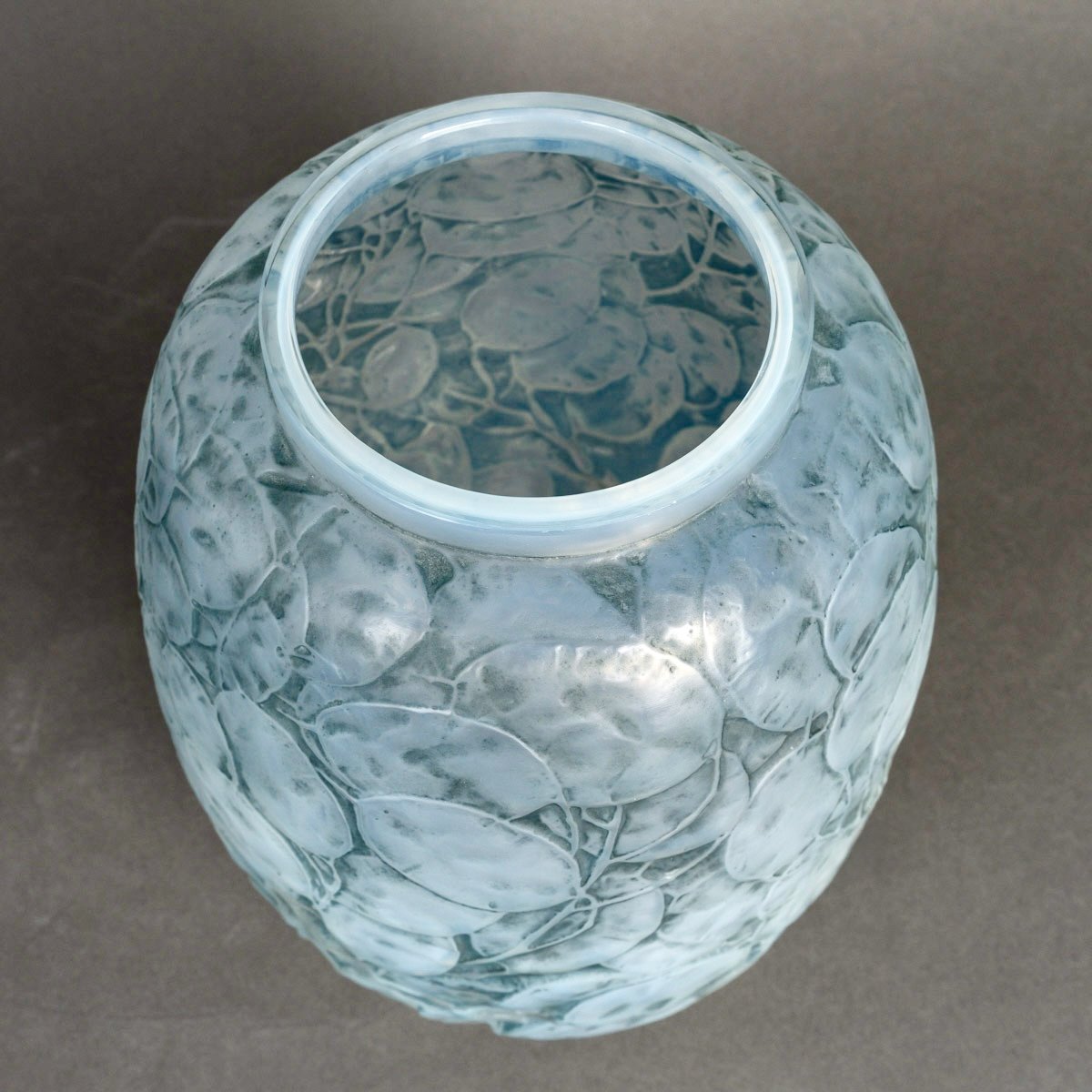 1914 René Lalique - Vase Monnaie Du Pape Verre Opalescent Patiné Bleu-photo-4