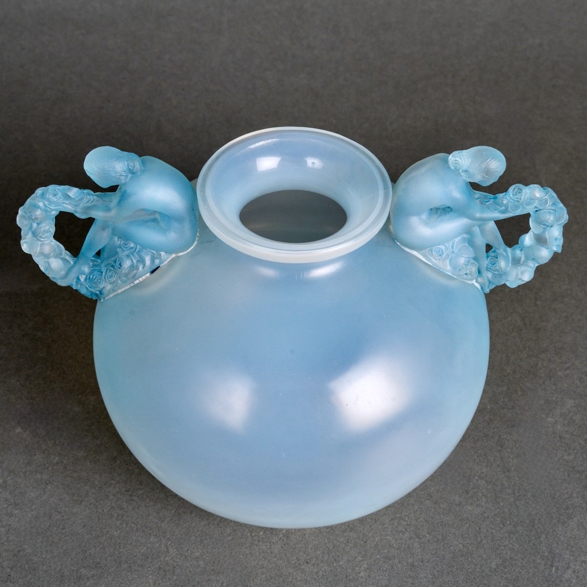 1926 René Lalique - Vase Bouchardon Verre Opalescent Patiné Bleu-photo-1